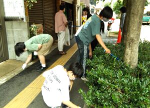 キャンパス前の通りを清掃活動🍃