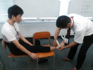 巻いたり、貼ったり
