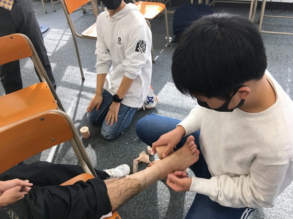 テーピングの体験をしました!!
