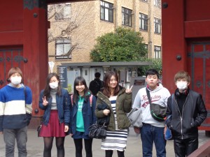 椅子の上に体育座りをして・・